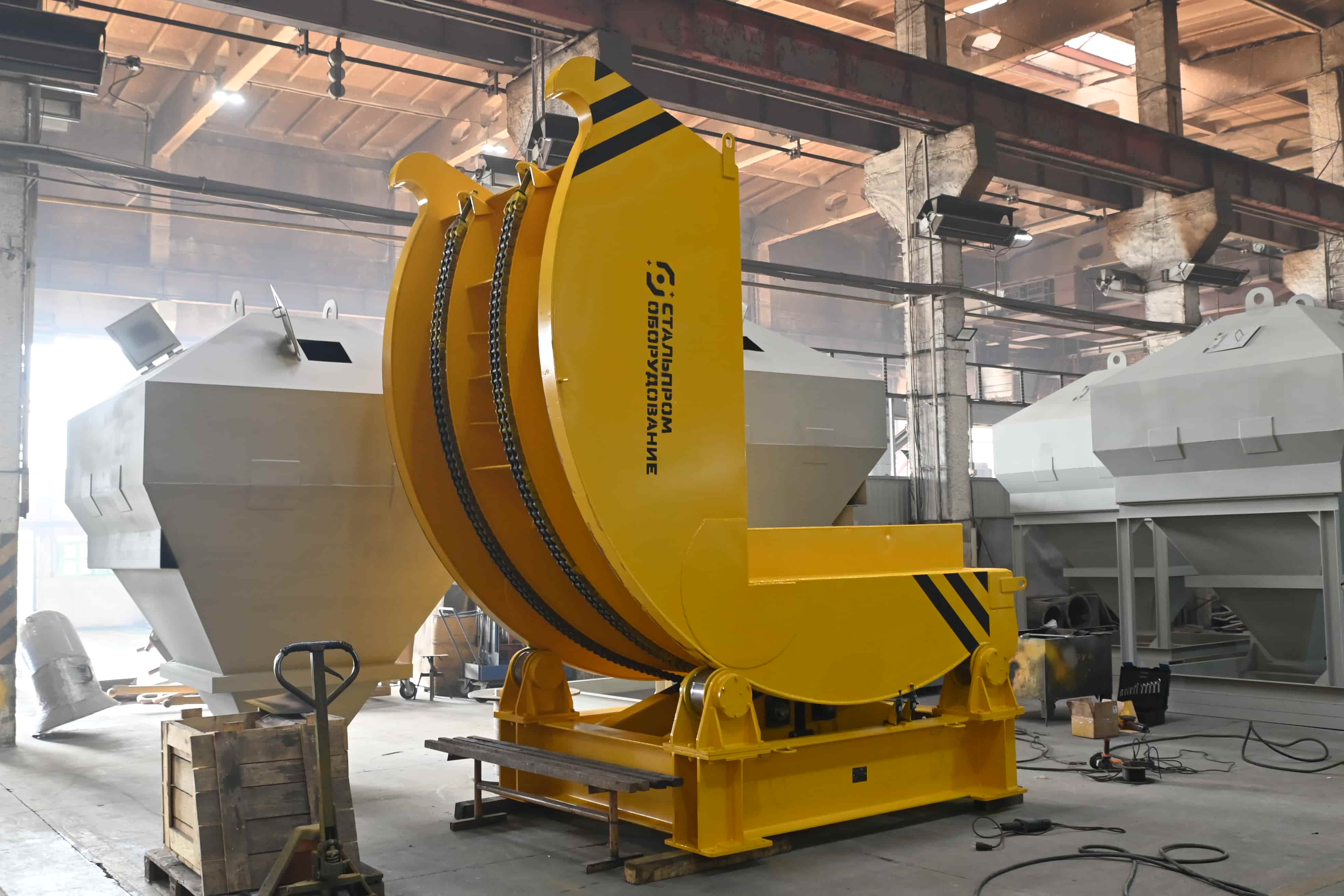 Кантователь напольный для рулонов с электроприводом Q=35т