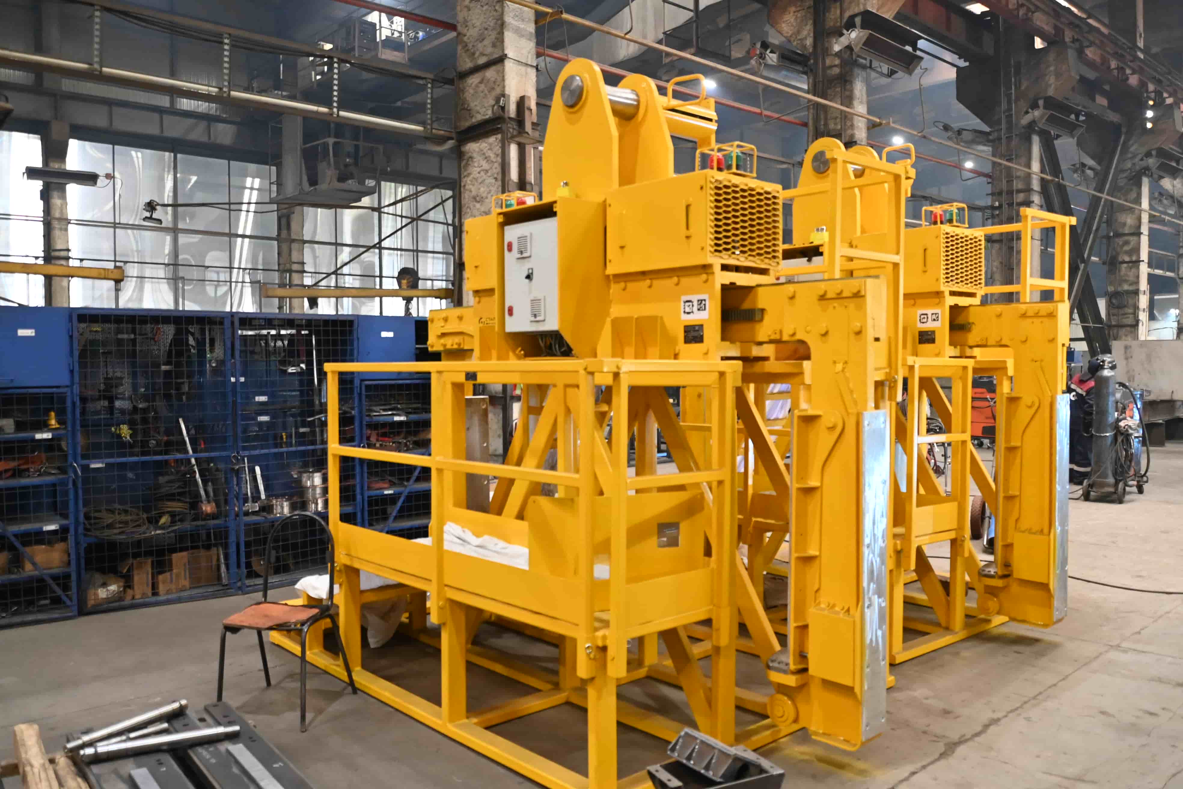 Захват съемный телескопический электромеханический клещевой